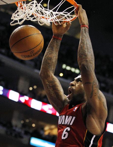 Miami Heat's LeBron James slam dunks against the Los Angeles Clippers during their NBA basketball game in Los Angeles, California, January 12, 2011. Heat lost 105-111. (Xinhua/Reuters Photo)