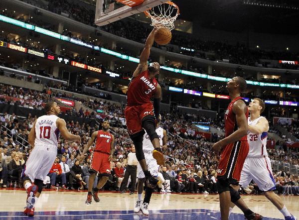 Miami Heat's Dwyane Wade slam dunks against the Los Angeles Clippers during their NBA basketball game in Los Angeles, California, January 12, 2011. (Xinhua/Reuters Photo)