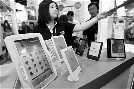 E-readers are displayed at the Computex Taipei 2010 in Taipei, Taiwan province, in June. Because of fierce competition and poor software support, many Chinese e-book manufacturers are shifting their focus to tablet PCs. [China Daily via agencies]