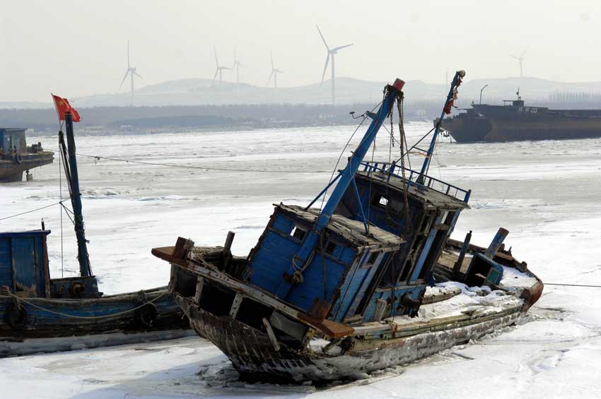 A fishing boat is seen stranded in the iced sea at Laizhou Bay in Laizhou, eastern China&apos;s Shandong Province. The area of iced sea has amounted to 3,000 square kilometers due to continuous cold waves while most offshore activities were forced to be halted. [Xinhua]