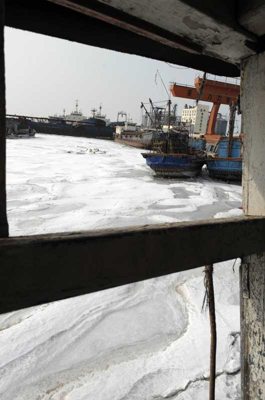 Photo taken on Jan. 14, 2011 shows sea ice affecting fishing boats at Laizhou Bay in Laizhou, eastern China&apos;s Shandong Province. The area of iced sea has amounted to 3,000 square meters due to continuous cold waves while most offshore operations were forced to be halted. [Xinhua]