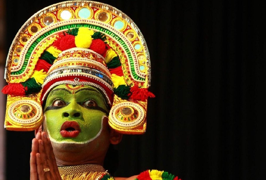 An artist performs a traditional Indian art form of dance called &apos;Ottamthullal&apos; during the annual temple festival in the southern Indian city of Kochi January 14, 2011. The art form was created during the 18th century by legendary Malayalam poet Kalakkaththu Kunchan Nambiar. [[China Daily/Agemcies]