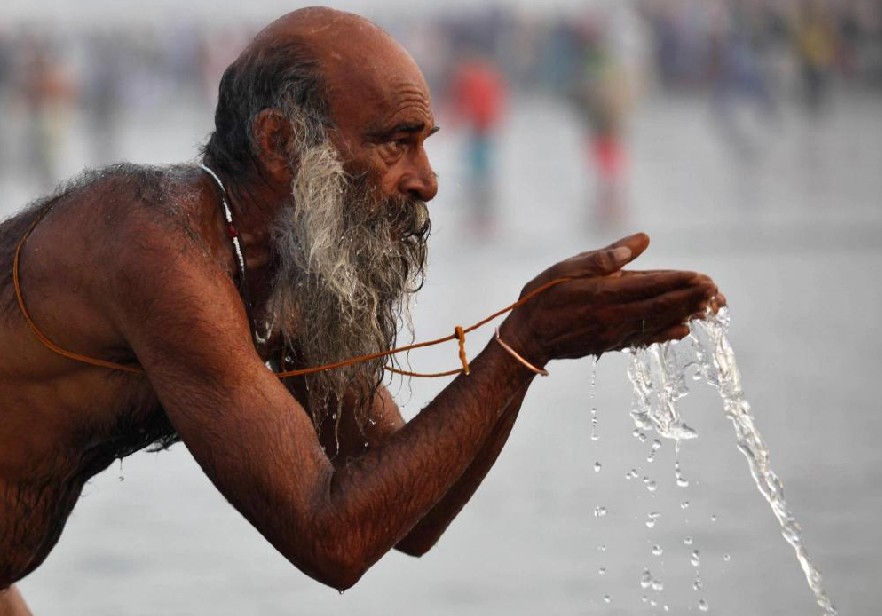 A Sadhu or a Hindu holy man prays as he takes a holy dip at the confluence of the Ganges river and the Bay of Bengal at Sagar Island, south of Kolkata, January 14, 2011. Hindu monks and pilgrims are making an annual trip to Sagar Island for the one-day festival of &apos;Makar Sankranti&apos;.[[China Daily/Agemcies]