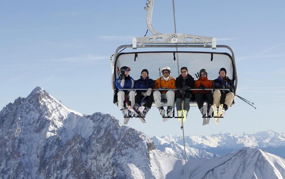 Siemens Chief Executive Officer Peter Loescher (3rd L) talks to journalists while sitting in a chair lift at Germany&apos;s highest mountain Zugspitze, southern Germany, near Garmisch-Partenkirchen January 14, 2011. [[China Daily/Agemcies] 