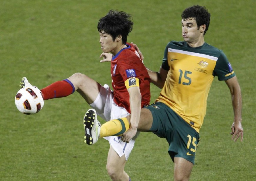 South Korea&apos;s Park Ji-sung (L) and Australia&apos;s Mile Jedinak fight for the ball during their 2011 Asian Cup Group C soccer match at Al Gharafa stadium in Doha January 14, 2011.[China Daily/Agemcies]