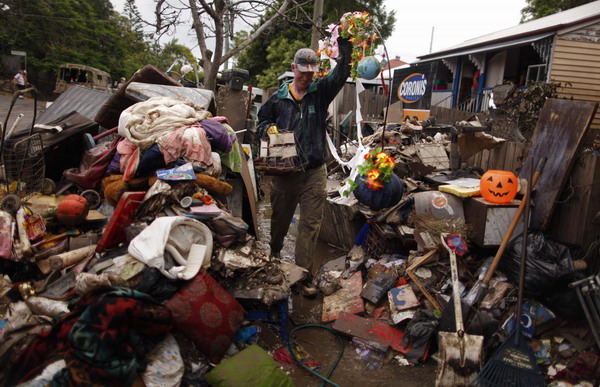 damaged house after the Brisbane River receded in the suburb of Westend January 14, 2011. [China Daily/Agemcies]