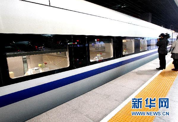 Photographers take photos of an empty D356 Shanghai-Chengdu train carriage as the train departs Shanghai&apos;s Hongqiao station, Jan 13, 2011. Seats from Shanghai to Chengdu costing 501 yuan ($76) were packed full, but carriages with high-end soft sleepers costing 1,035 yuan and the controversial 2,075 yuan VIP carriage were virtually empty. [Xinhua]