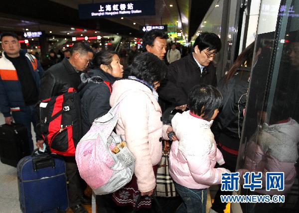 Passengers wait in line to board a seat carriage on the D356 Shanghai-Chengdu train at Shanghai&apos;s Hongqiao station, Jan 13, 2011. [Xinhua]