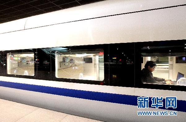 Only one passenger is seen in a soft sleeper carriage of the D356 Shanghai-Chengdu train as it departs Shanghai&apos;s Hongqiao station, Jan 13, 2011. [Xinhua] 