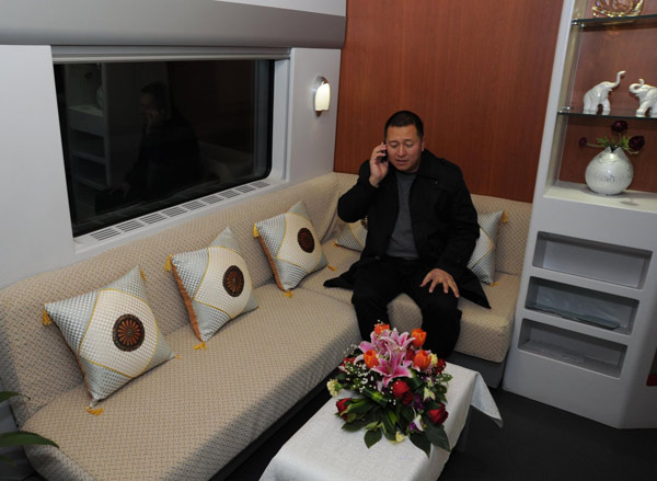 A passenger enjoys the controversial VIP carriage of the D356 Shanghai-Chengdu train, Jan 12, 2011. [Xinhua]