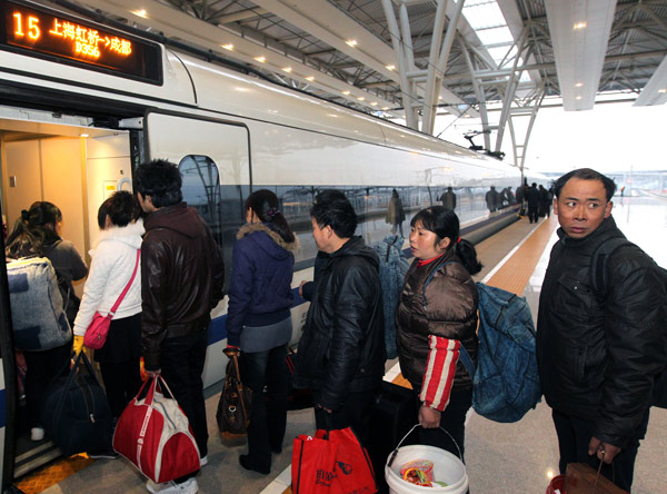 Passengers wait in line to board a train after the soft sleepers are turned into seats on the D356 Shanghai-Chengdu train at Shanghai&apos;s Hongqiao station, Jan 13, 2011. Three of the train&apos;s soft sleeper carriages were switched to the cheaper class as fewer people are buying the more expensive tickets. [Xinhua]