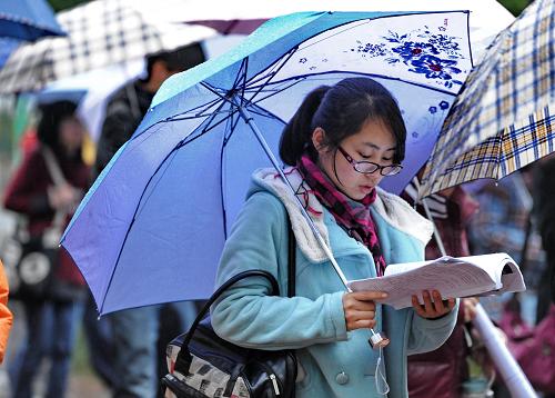 A student preparing for the coming National Graduate Entrance Examination on January 15th 2011. At 1.51 million the exam had its highest number of applicants since 2001. [Photo: gov.cn] 