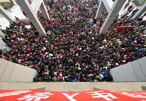 Students entering the examination hall of Anhui University on Saturday, January 15, 2011.[Photo: gov.cn] 