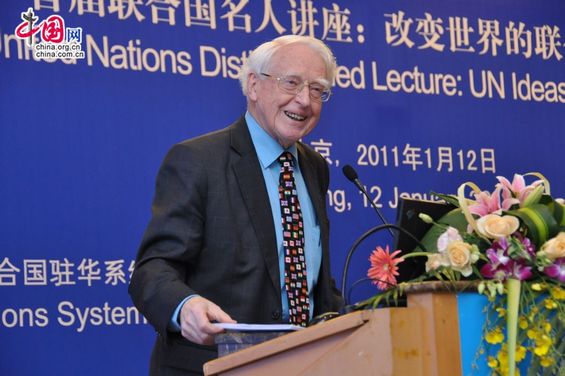 Sir Richard Jolly, Assistant Secretary General of the United Nations from 1982-1996, delivers the keynote speech entitled UN Ideas that Changed the World. [Pierre Chen / China.org.cn]