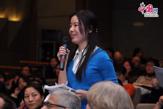 A post-doctoral student from Tsinghua University poses questions regarding UN&apos;s Millennium Development Goal. [Pierre Chen / China.org.cn]