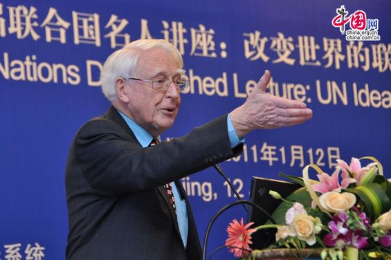 Sir Richard Jolly takes questions from the audience. [Pierre Chen / China.org.cn]