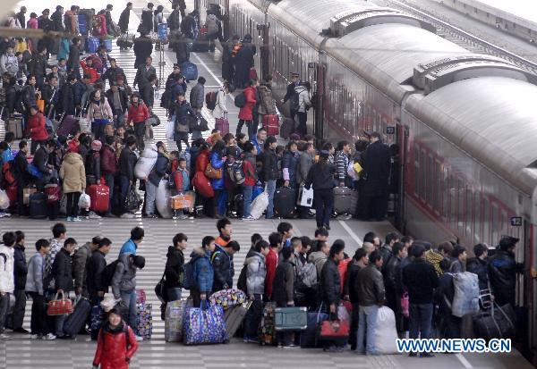 Passengers board the train orderly in Nanjing, capital of east China's Jiangsu Province, Jan. 15, 2011. China's annual Spring Festival travel period would last from Jan. 19 to Feb. 27 this year with an estimated passenger flow of 230 million posting an increase of 12.5% year on year according to the Ministry of Railways. (Xinhua)