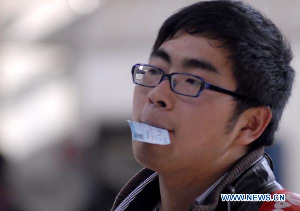 A student prepares to board the train in Nanjing, capital of east China's Jiangsu Province, Jan. 15, 2011. China's annual Spring Festival travel period would last from Jan. 19 to Feb. 27 this year with an estimated passenger flow of 230 million posting an increase of 12.5% year on year according to the Ministry of Railways. (Xinhua) 