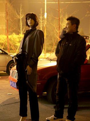 A man (right) and his mannequin stand in the line to buy tickets in a picture issued online on Jan 13. [Photo/tt.mop.com] 