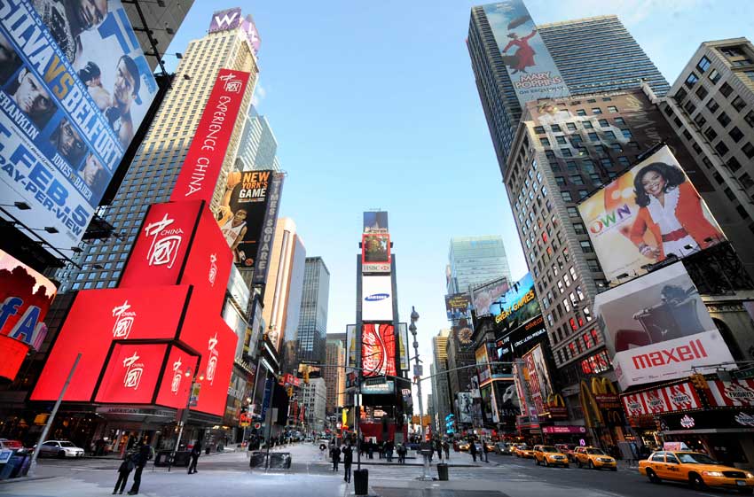 Footages of a short film promoting China (L) are shown on the screens at the Times Square in New York, U.S.A., Jan. 17, 2011. The video will be on until Feb. 14, 2011. A video show about Chinese people made its debut on screens at Times Square on Monday, presenting Americans a multi-dimensional and vivid image of Chinese people. [Xinhua]