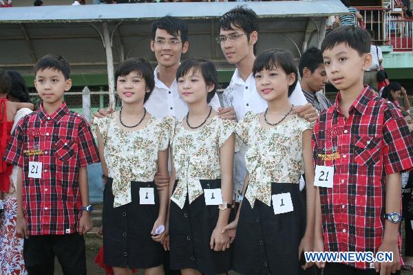 Twins and triplets pose during the first similarity competition for multiple birth siblings in Yangon, Myanmar, on Jan. 16, 2011. The competition attracted a total of 101 pairs of contestants.[Xinhua] 