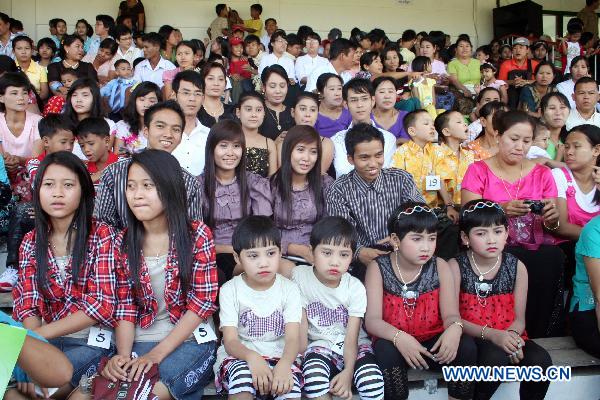 The multiple birth siblings pose during the first similarity competition for multiple birth siblings in Yangon, Myanmar, on Jan. 16, 2011. The competition attracted a total of 101 pairs of contestants.[Xinhua]