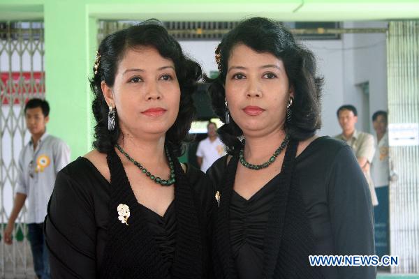 A pair of twin sisters pose during the first similarity competition for multiple birth siblings in Yangon, Myanmar, on Jan. 16, 2011. The competition attracted a total of 101 pairs of contestants.[Xinhua]