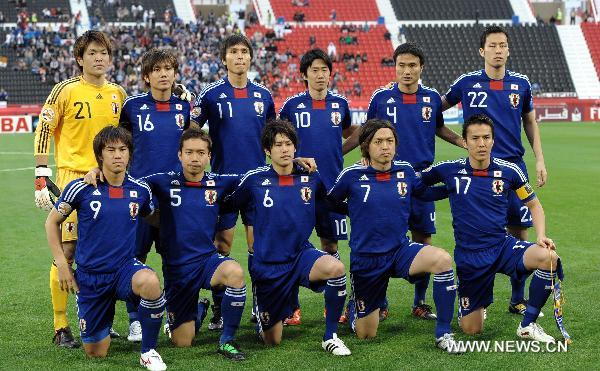 Players of Japan pose for photos before the Asian Cup group B soccer match against Saudi Arabia in Doha, capital of Qatar, Jan. 17, 2011. (Xinhua/Chen Shaojin)