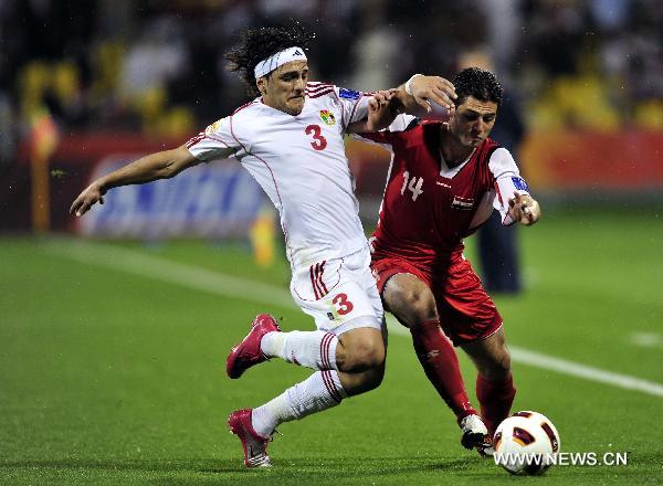 Suliman Al Salman (L) of Jordan competes during the Asian Cup group B soccer match between Jordan and Syria in Doha, capital of Qatar, Jan. 17, 2011. Jordan won 2-1. (Xinhua/Tao Xiyi)