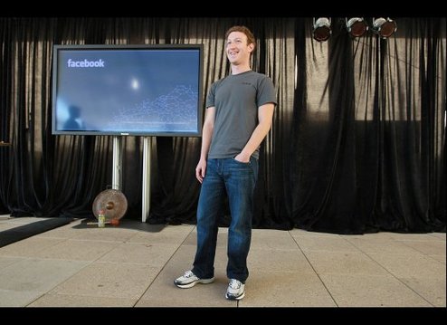 The founder and CEO of Facebook, Mark Zuckerberg, is known for giving press conferences in sneakers, jeans and a T-shirt.