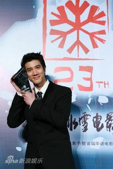 Wang Lee-Hom won an award for new director of the top-grossing film at the Harbin Film Festival on January 16, 2011.