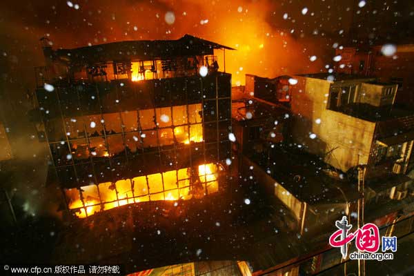 Flames and smoke billow out of a building in Wuhan, Hubei province, Jan 18, 2011. [CFP]