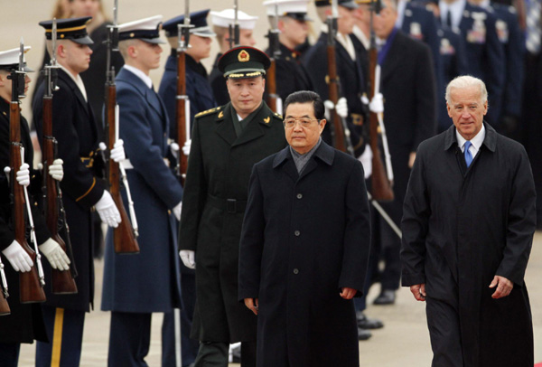 China&apos;s President Hu Jintao (C) inspects a U.S. military honour guard alongside US Vice President Joe Biden (R) upon his arrival at Andrews Air Force Base near Washington for a state visit January 18, 2011. [China Daily/Agencies] 