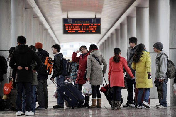 Students wait for getting on the train at the railway station in Yinchuan, Northwest China&apos;s Ningxia Hui autonomous region, Jan 18, 2011. [Xinhua]