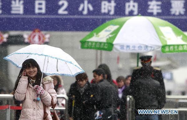 Passengers get their tickets checked and enter the railway station in East China&apos;s Shanghai, Jan 18, 2011. [Xinhua] 