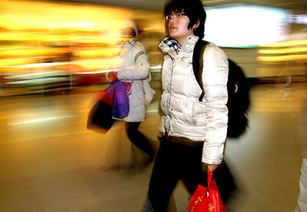 A passenger walks quickly at the railway station in East China&apos;s Shanghai, Jan 18, 2011. [Xinhua]