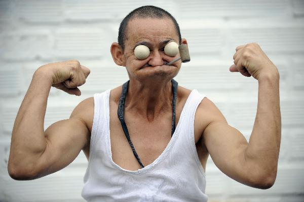 Colombian William Chavarriaga, 49, performs as cartoon character Popeye the Sailor at Olaya Herrera airport in Medellin, Antioquia department, Colombia. [Xinhua/AFP] 