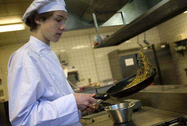 Max Kipp, a student at the Rijn IJssel school for chefs, stir-fries mealworms with spring onions to be used in a quiche in Wageningen January 12, 2011. [Xinhua/Reuters] 