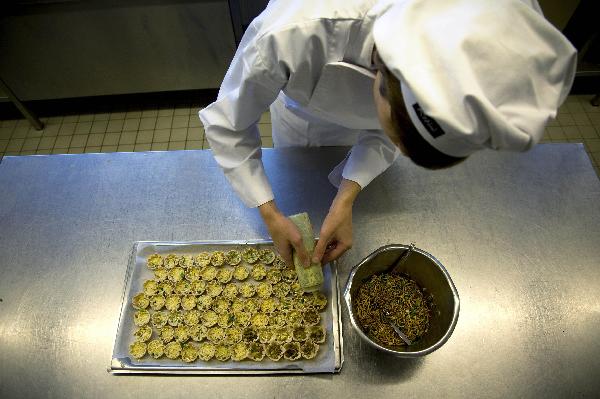 A student prepares mealworm quiches at the Rijn IJssel school for chefs in Wageningen January 12, 2011. [Xinhua/Reuters] 