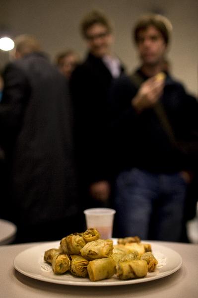 People try an insect snack (meal worm pralines) during a break in the lecture given by Professor Arnold van Huis at the University of Wageningen January 12, 2011. [Xinhua/Reuters] 