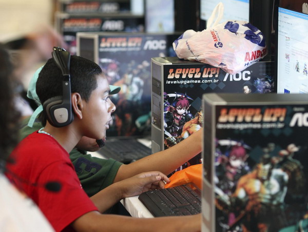 A boy surfs the web at the &apos;Campus Party&apos; Internet users gathering in Sao Paulo Jan 18, 2011. [China Daily/Agencies] 