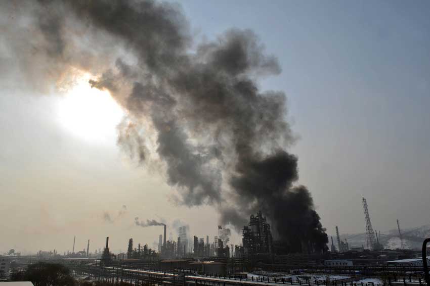 An explosion occured at a PetroChina oil refinery Wednesday in Fushun City, northeast China&apos;s Liaoning Province. The blast occurred at the No.2 plant of Fushun Petrochemical Company, a subsidiary of China National Petroleum Corporation. No casualties have been reported so far. [Photo/Xinhua] 