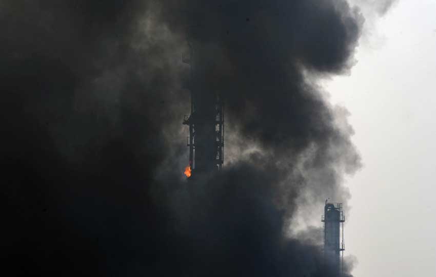 An explosion occured at a PetroChina oil refinery Wednesday in Fushun City, northeast China&apos;s Liaoning Province. The blast occurred at the No.2 plant of Fushun Petrochemical Company, a subsidiary of China National Petroleum Corporation. No casualties have been reported so far. [Photo/Xinhua] 