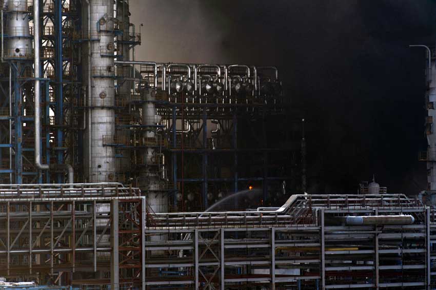 An explosion occured at a PetroChina oil refinery Wednesday in Fushun City, northeast China&apos;s Liaoning Province. The blast occurred at the No.2 plant of Fushun Petrochemical Company, a subsidiary of China National Petroleum Corporation. No casualties have been reported so far. [Photo/Xinhua] 