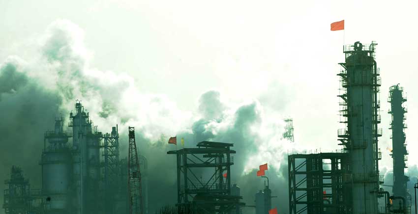 An explosion occured at a PetroChina oil refinery Wednesday in Fushun City, northeast China&apos;s Liaoning Province. The blast occurred at the No.2 plant of Fushun Petrochemical Company, a subsidiary of China National Petroleum Corporation. No casualties have been reported so far. [Photo/Xinhua] 