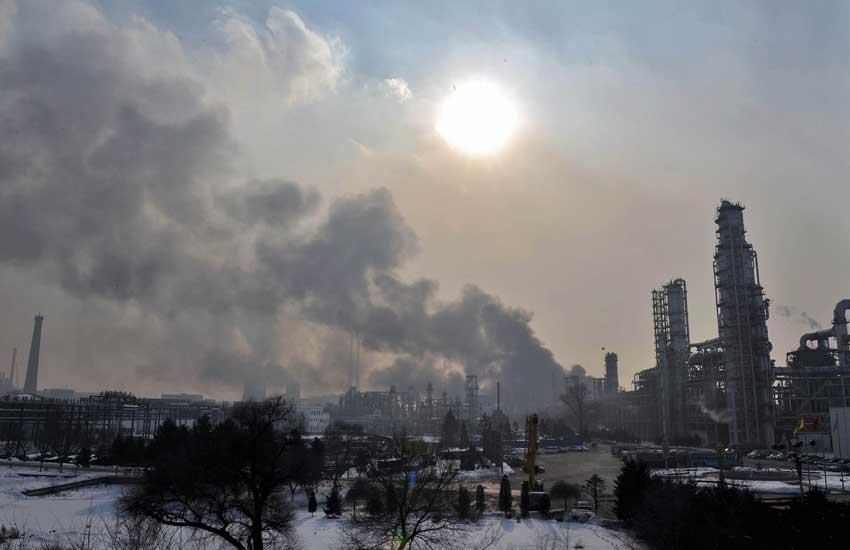 An explosion occured at a PetroChina oil refinery Wednesday in Fushun City, northeast China&apos;s Liaoning Province. The blast occurred at the No.2 plant of Fushun Petrochemical Company, a subsidiary of China National Petroleum Corporation. No casualties have been reported so far. [Photo/Xinhua] 