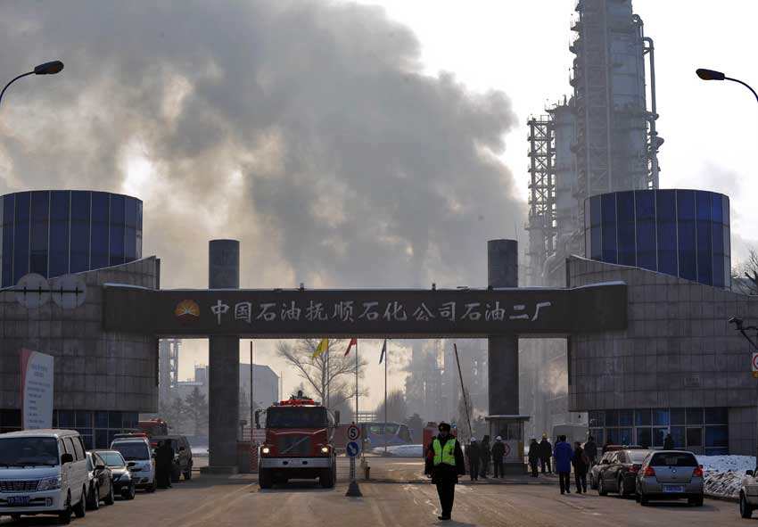 An explosion occured at a PetroChina oil refinery Wednesday in Fushun City, northeast China&apos;s Liaoning Province. The blast occurred at the No.2 plant of Fushun Petrochemical Company, a subsidiary of China National Petroleum Corporation. No casualties have been reported so far. [Photo/Xinhua] 