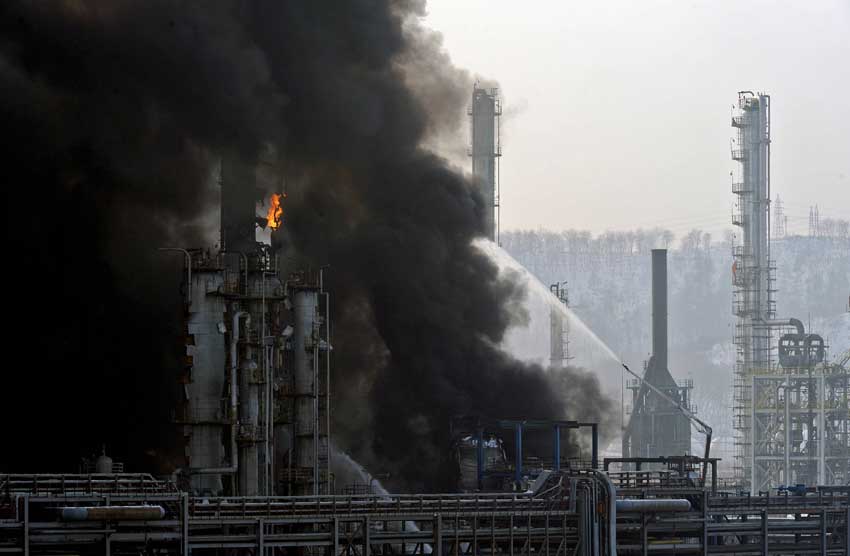 An explosion occured at a PetroChina oil refinery Wednesday in Fushun City, northeast China&apos;s Liaoning Province. The blast occurred at the No.2 plant of Fushun Petrochemical Company, a subsidiary of China National Petroleum Corporation. No casualties have been reported so far. [Photo/Xinhua] 