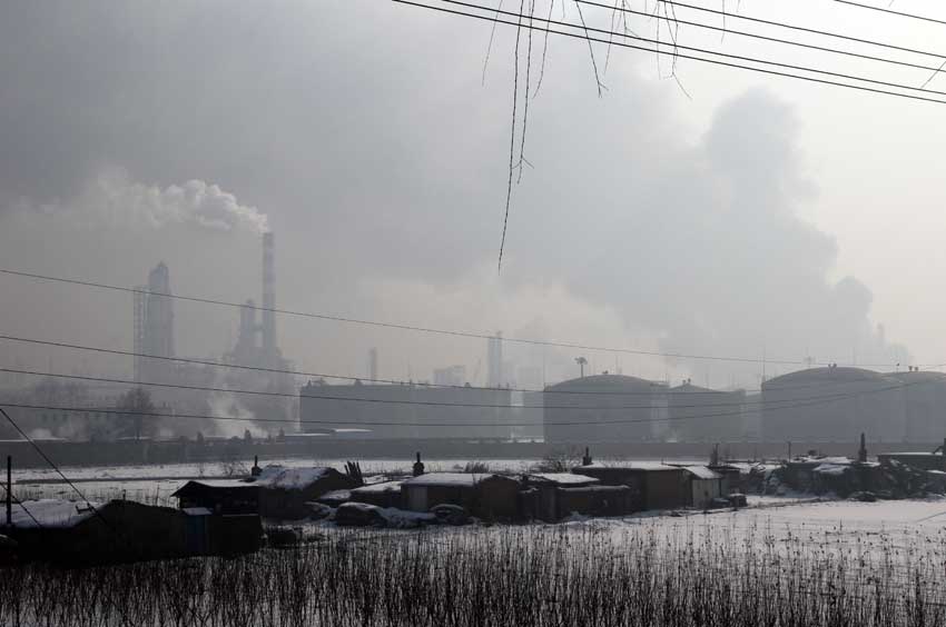 An explosion occured at a PetroChina oil refinery Wednesday in Fushun City, northeast China&apos;s Liaoning Province. The blast occurred at the No.2 plant of Fushun Petrochemical Company, a subsidiary of China National Petroleum Corporation. No casualties have been reported so far. [Photo/Xinhua] 