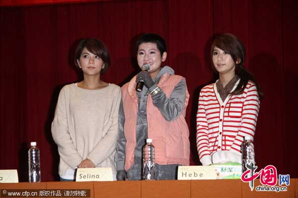 Selina Ren holds a press conference on Jan. 19, 2011. She has left hospital this afternoon and went home for Spring Festival. Selina, member of the popular girl band S.H.E, was seriously injured on October 22, 2010 on the set of her new drama I Have a Date with Spring. [Photo/CFP]